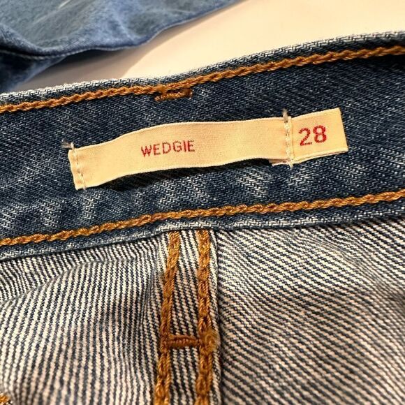 Levi’s Premium Wedgie Distressed Straight Leg Jeans. Size 28 EUC - Picture 9 of 9